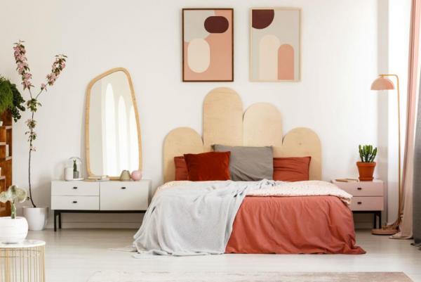 Kamar remaja dengan aksen patung klasik yang memperkaya nuansa Eropa